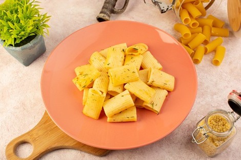 Mezze maniche rigate con primo sale di capra ed erba cipollina