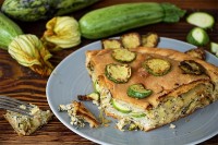 Torta salata con formaggio di capra e zucchine